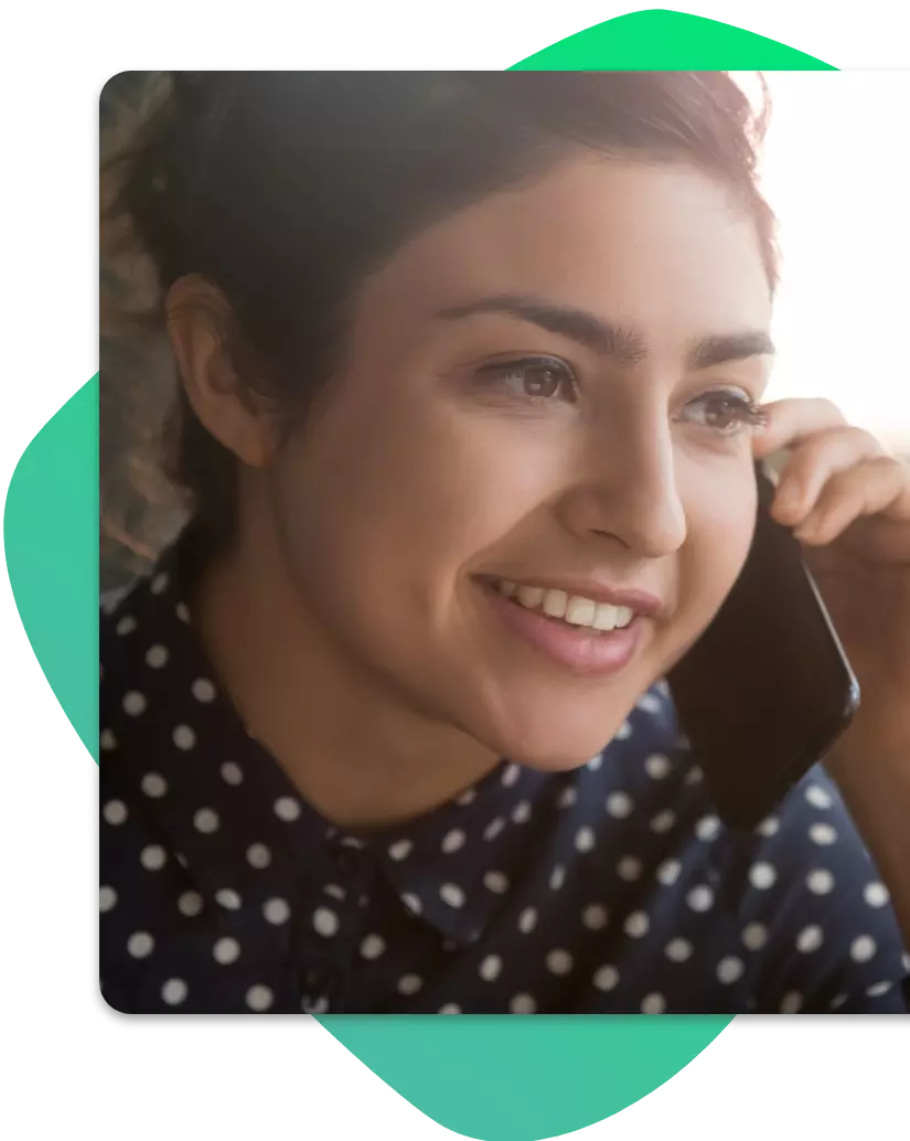 Mulher em atendimento por celular