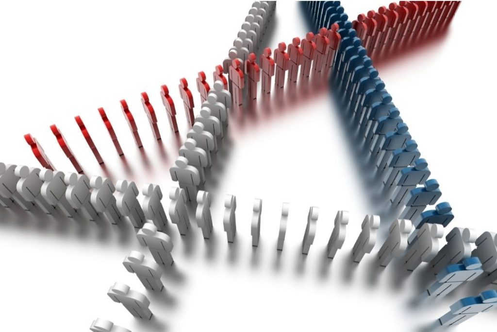 Na imagem, vemos diversas filas intercaladas entre si, representando as filas de atendimento online.