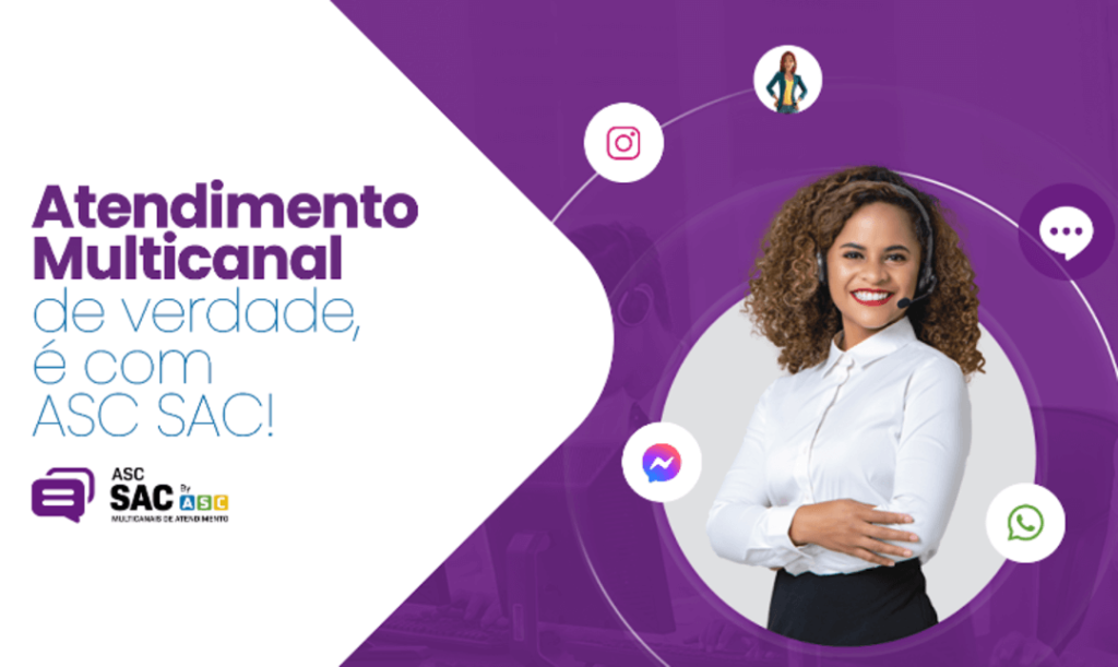 Mulher apresentando o site novo da plataforma ASC SAC com um sorriso.