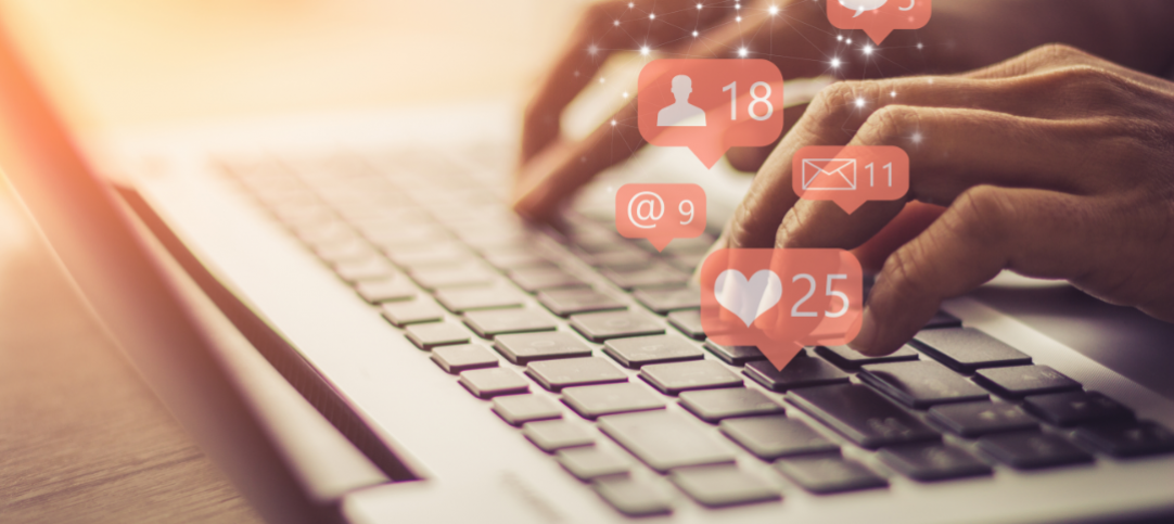 A imagem mostra uma pessoa usando um notebook, e possivelmente pesquisando sobre tendências de marketing, com notificações em vetor sobrepondo.