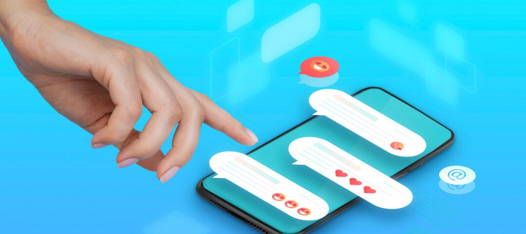 Celular com balões de mensagens e corações representando o atendimento nas redes sociais.