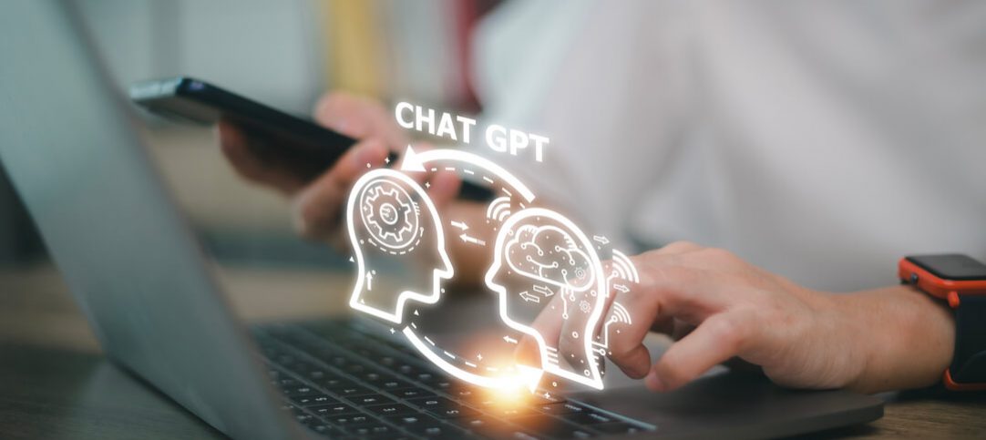 Computador projetando uma imagem de duas pessoas conversando, representando o ChatGPT no atendimento ao cliente.