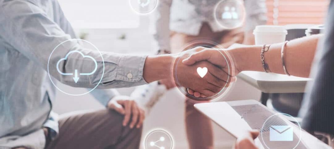 Executivos em um aperto de mãos no Dia do Cliente.