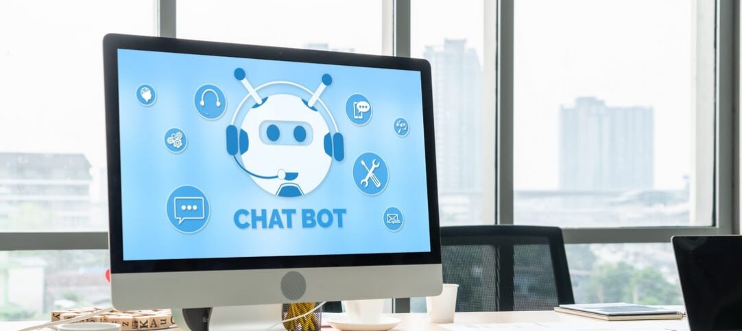 Computador com chatbot na tela para funil de vendas.