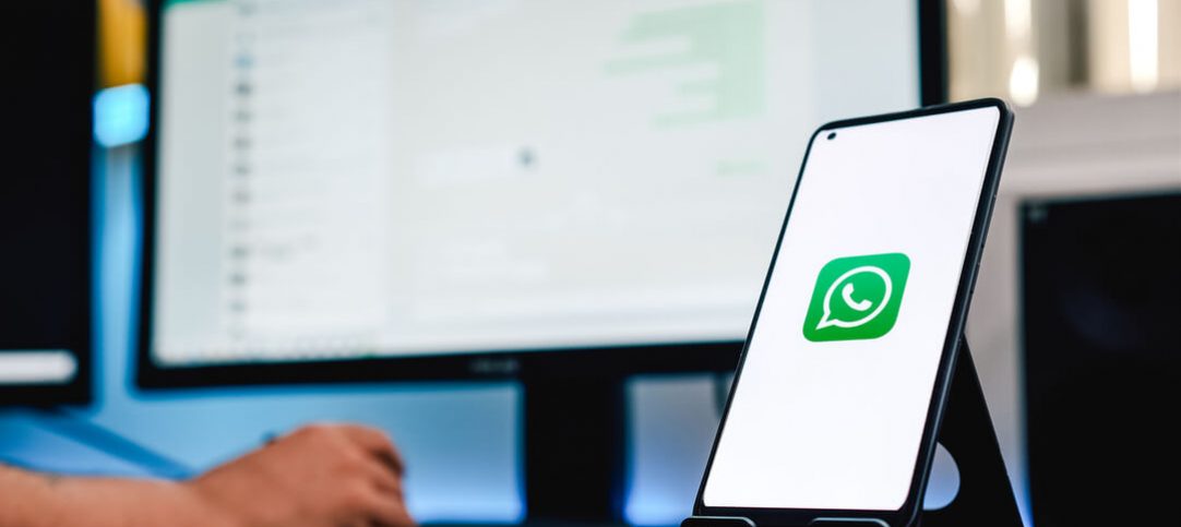 Celular e computador com aplicativo do WhatsApp aberto, com a funcionalidade de newsletter sendo testada.