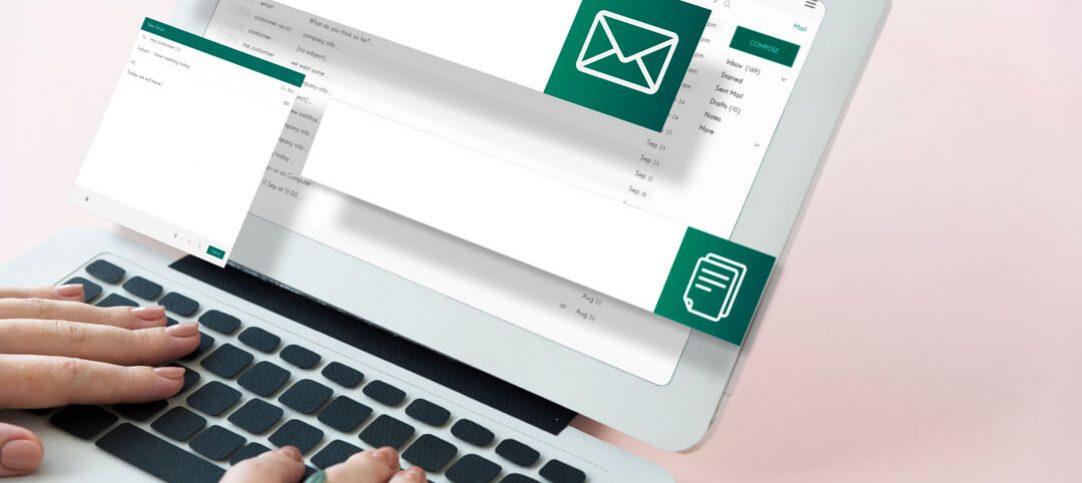 Jovem digitando no computador estratégia opt-in para e-mail.
