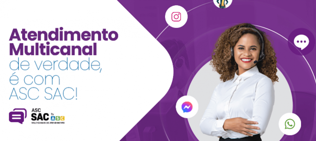 Mulher apresentando o site novo da plataforma ASC SAC com um sorriso.