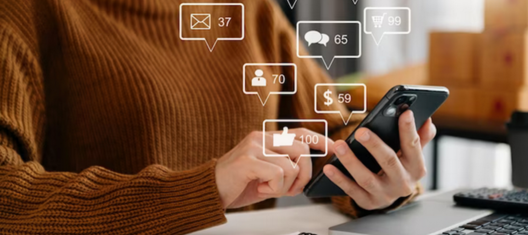 Social Selling: imagem mostra mulher segurando celular com ícones de notificação