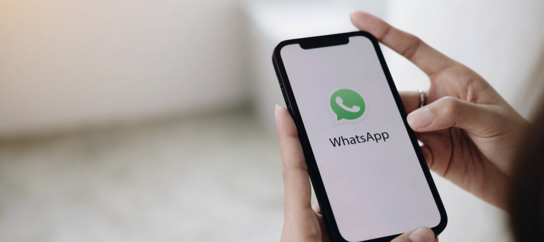Celular abrindo aplicativo de mensagens para utilizar o recurso WhatsApp Pay.